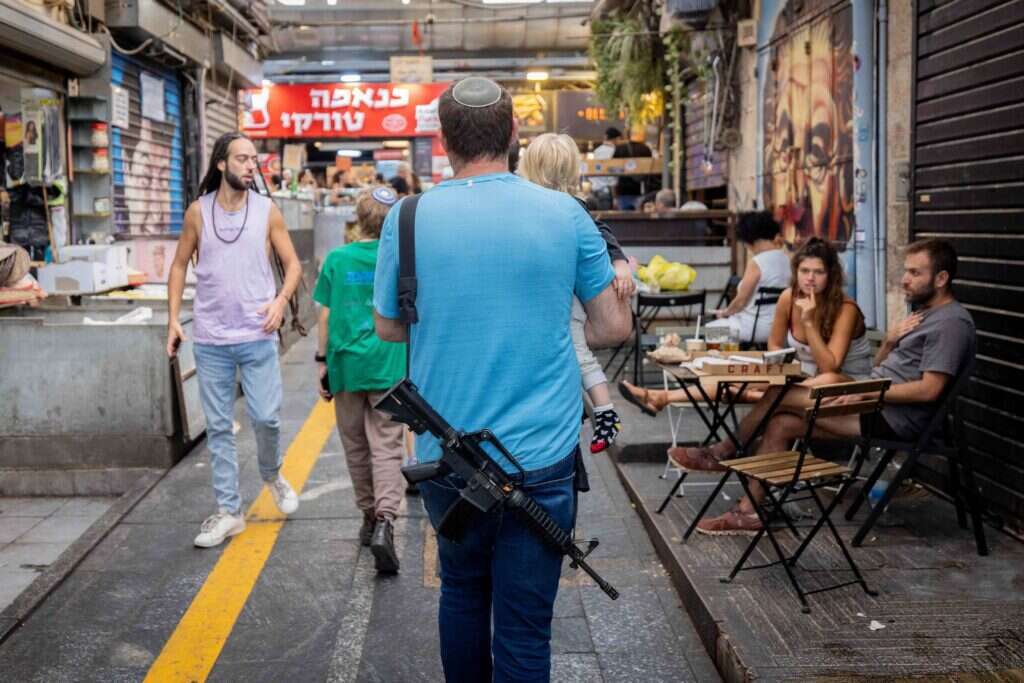 צריכים להיות בראש סדר העדיפויות. מילואימניק בשוק מחנה יהודה, אוקטובר 2024. | חיים גולדברג, פלאש 90