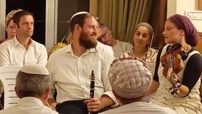 "אבי היה מדבר את המוזיקה". בני הזוג גולדברג בערב הניגונים האחרון שאירחו בביתם | באדיבות המשפחה