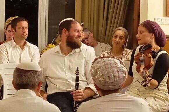 "אבי היה מדבר את המוזיקה". בני הזוג גולדברג בערב הניגונים האחרון שאירחו בביתם | באדיבות המשפחה "אבי היה מדבר את המוזיקה". בני הזוג גולדברג בערב הניגונים האחרון שאירחו בביתם | באדיבות המשפחה