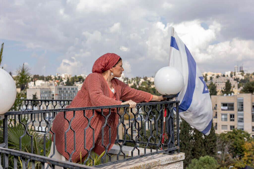 "אבי ידע שהוא עושה במילואים מה שהאבות שלנו התפללו לו". רחל על גג ביתה . | נעמה שטרן