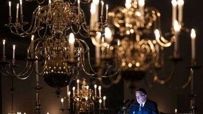 ניצול ממחנה ההשמדה ברגן בלזן בערב לציון ליל הבדולח, בשנה שעברה בהולנד | EPA ניצול ממחנה ההשמדה ברגן בלזן בערב לציון ליל הבדולח, בשנה שעברה בהולנד | EPA