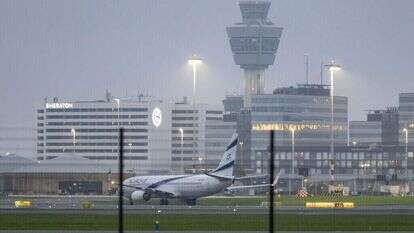 מטוס אלעל בשדה התעופה באמסטרדם. | EPA