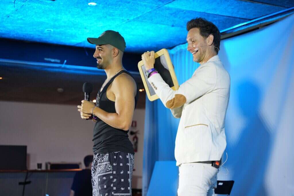 סושרד בהופעה בקפריסין לחברי המשלחת של "הגשמת חלום". | מאיר פבלובסקי