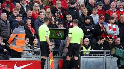 בדיקת VAR במשחק כדורגל. | EPA