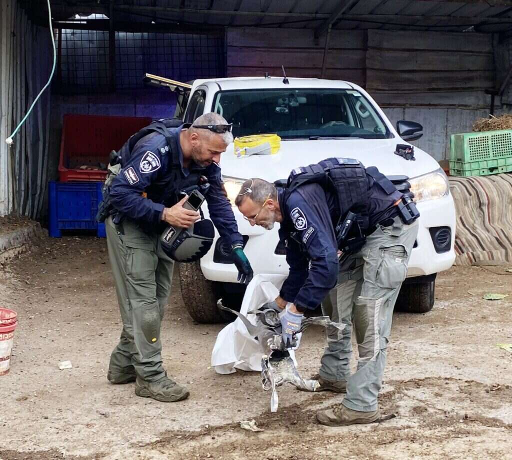 שוטרים אוספים שברי רקטה. | משטרת ישראל