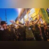 רון שרף ו"אחים לנשק" בהפגנה במאה שערים בירושלים. | יונתן זינדל - פלאש 90