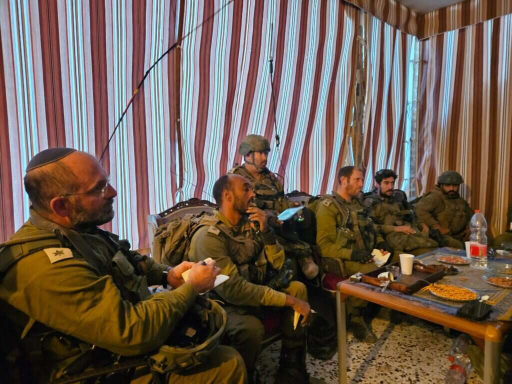 המג"ד ג'ייקובס בישיבה עם קציני הגדוד