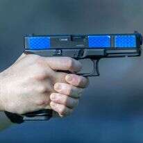 אקדח. | יוסי אלוני, פלאש 90