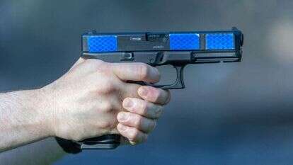 אקדח. | יוסי אלוני, פלאש 90