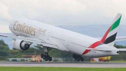 מטוס של איחוד האמירויות ממריא. | Emirates B777 A6-ENR