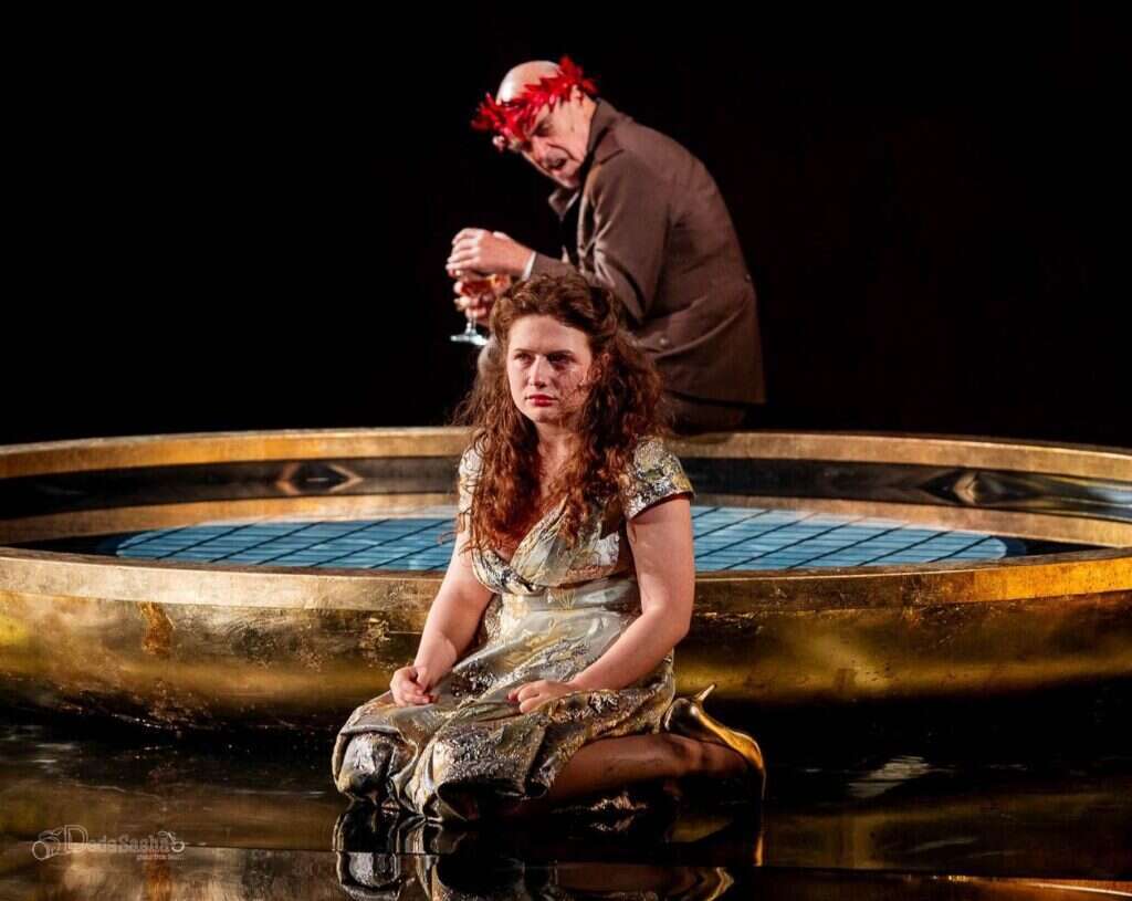 בבוקר טלוויזיה, בערב תיאטרון. רוט על הבמה. | באדיבות המצולמת