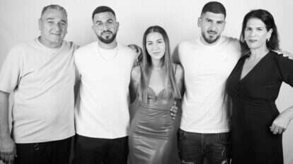 רן גואילי ז"ל (שני משמאל) עם משפחתו | באדיבות המשפחה רן גואילי ז"ל (שני משמאל) עם משפחתו | באדיבות המשפחה