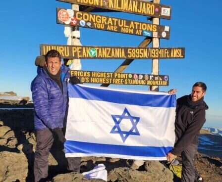 אליאב ומארק על פסגת הקילימנג'רו, בטיול לאחר תרומת הכליה. | באדיבות המשפחה