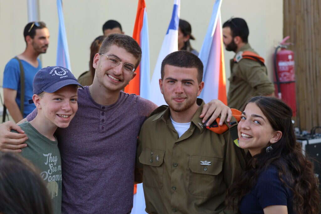 "השעתיים האחרונות לחייו הן תוצר של עשרים שנה". ינאי עם אחיו תמנה, ליעם ונבו. | א. קמינקא