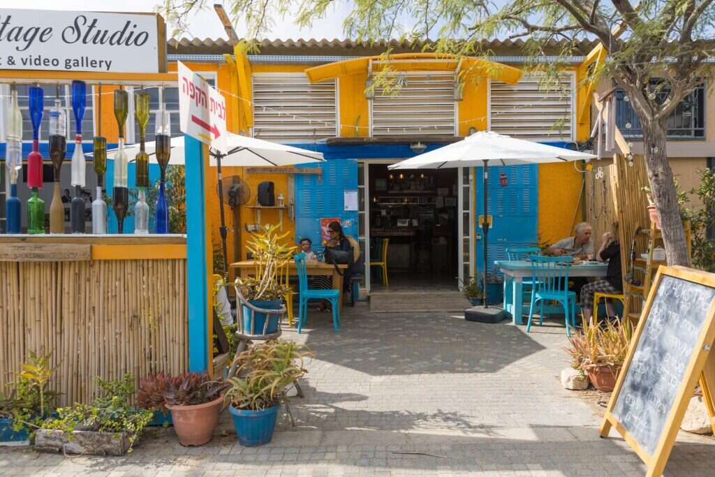 האוכלוסייה המקומית גדלה בת אחת בחמישים אחוזים, עם הגעת המפונים. | לירון מולדובן