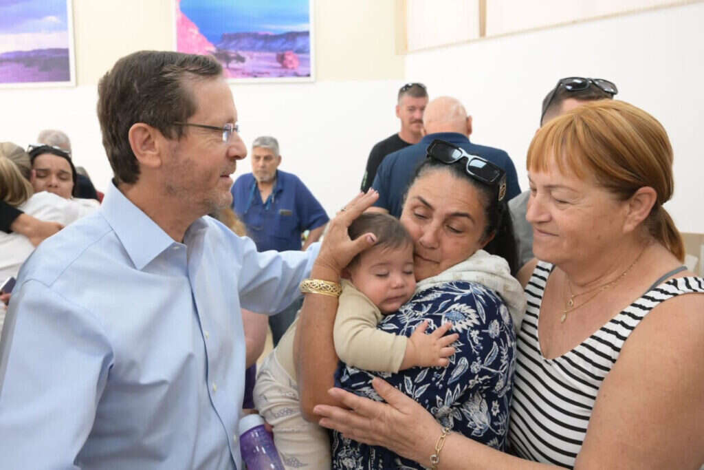 הנשיא הרצוג בביקור תושבים שהתפנו למצפה־רמון. | עמוס בן גרשום - לע"מ