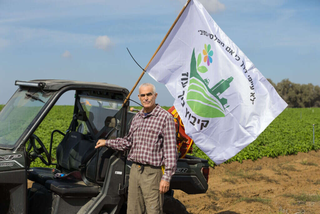רון בהט, 58
מוביל את הבנייה
המחודשת בקיבוץ
ניר־עוז
נשוי לענבל, אב לשלוש
מתגורר באופן זמני
במדרשת שדה־בוקר
”אנחנו אנשי אדמה,
פחות מתחברים
לבניינים“
