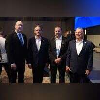 מופיד מרעי (שני מימין) במעמד ההכרזה