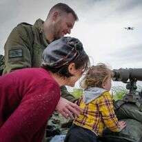 חייל מילואים פוגש את בני משפחתו ברמת הגולן. | מיכאל גלעדי - פלאש 90