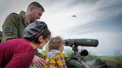 חייל מילואים פוגש את בני משפחתו ברמת הגולן. | מיכאל גלעדי - פלאש 90