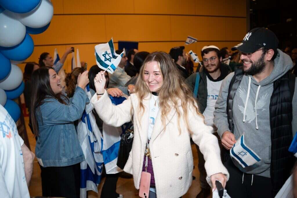 עולה מצרפת בנתב"ג. | נגה מלסה, לע"מ עולה מצרפת בנתב"ג. | נגה מלסה, לע"מ