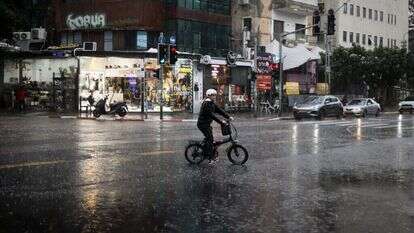 גשמים בתל אביב. | מרים אלסטר / פלאש 90