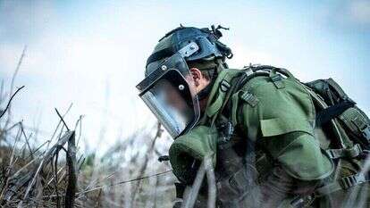 לוחם צה"ל מנטרל טענים ב"קו אלפא" ברמת הגולן, נובמבר 2020. | דובר צה"ל