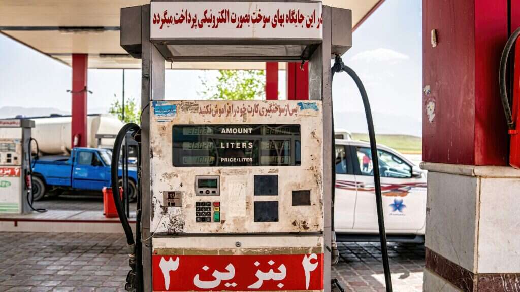 תחנת דלק באיספהן, איראן. | שאטרסטוק תחנת דלק באיספהן, איראן. | שאטרסטוק
