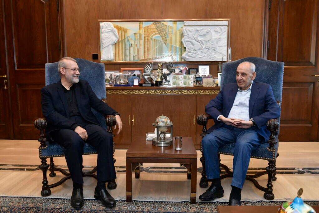 יו"ר הפרלמנט הלבנוני נביה ברי בפגישה עם יועצו של נשיא איראן, נובמבר 2024. | AFP יו"ר הפרלמנט הלבנוני נביה ברי בפגישה עם יועצו של נשיא איראן, נובמבר 2024. | AFP