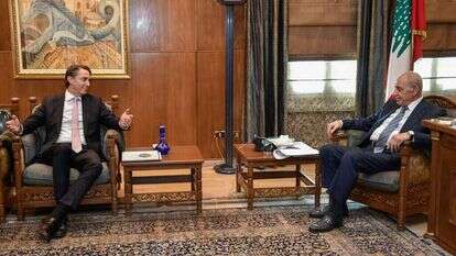 עמוס הוכשטיין עם יו"ר הפרלמנט הלבנוני נביה ברי, בביירות. | AFP