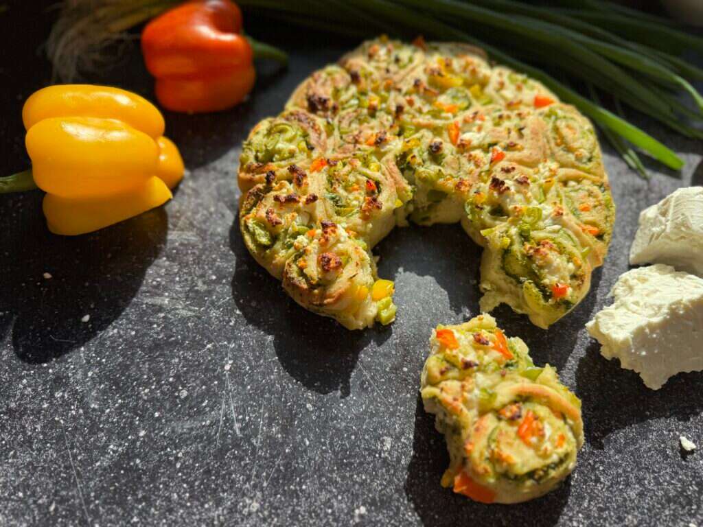 מאפה שמרים פלפלים, פסטו וגבינות | אלינור רחמים מאפה שמרים פלפלים, פסטו וגבינות | אלינור רחמים