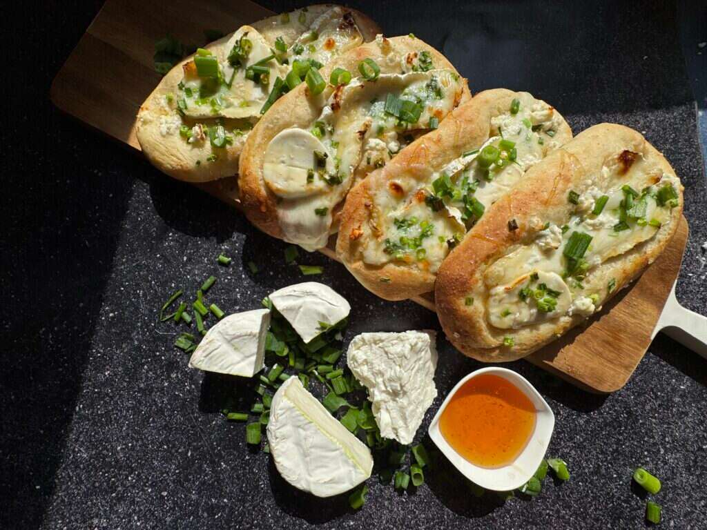 פוקאצ׳ות גבינות ודבש | אלינור רחמים פוקאצ׳ות גבינות ודבש | אלינור רחמים