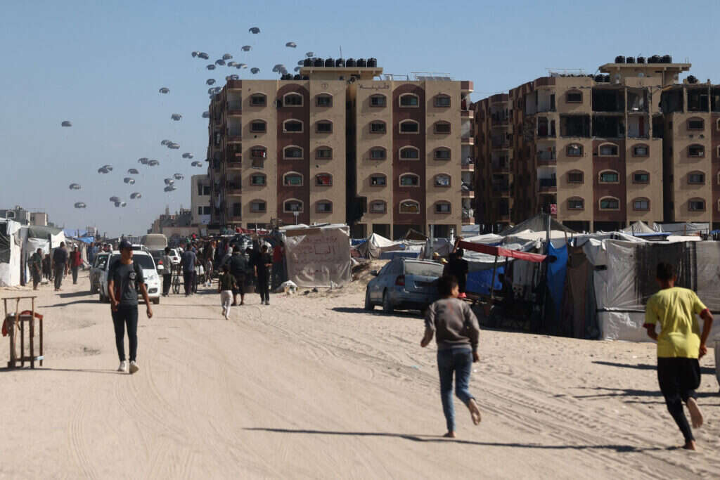 האם השארת מרחב נסיגה ומזון לאויב הם יישום של הנחיות התורה? מטוס צבאי מצניח סיוע הומניטרי ליד חאן־יונס, אוקטובר 2024. | איי.אף.פי