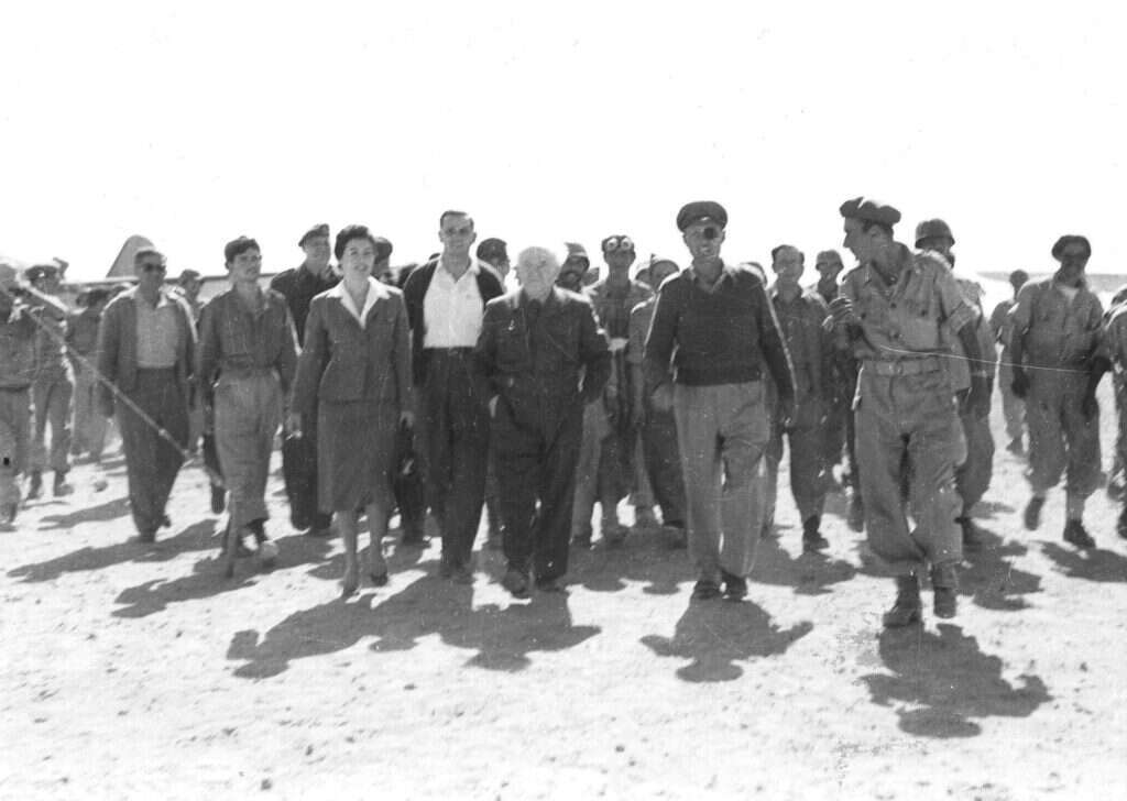 לא צבא מובחר נחוץ לנו אלא צבא עממי. דיין ובן־גוריון בביקור בסיני. | המכון למורשת בן־גוריון