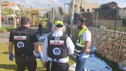 הזירה בה נרצח נהג המשאית מפגיעת הרקטה בנהריה. | זק"א