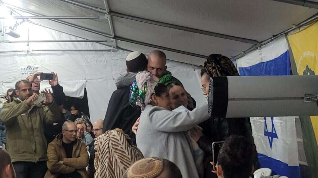 יהודה ויעל שילר באוהל האבלים של עברי דיקשטיין, שנפל בלבנון, עם בנם שנקרא על שמו. | באדיבות המשפחה