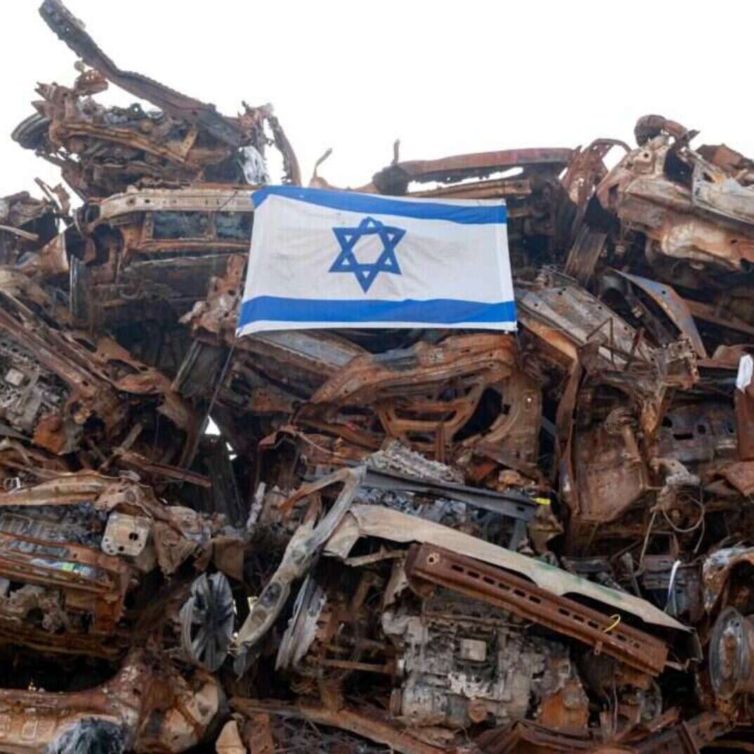 מכוניות שהותקפו ב־7 באוקטובר ונאספו ליד המושב תקומה בנגב המערבי. | גטי אימג'ס