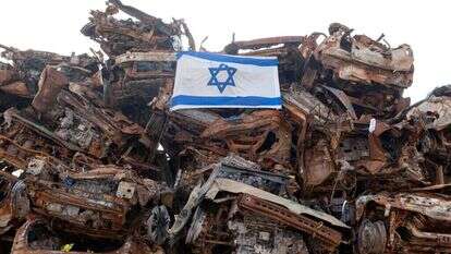 מכוניות שהותקפו ב־7 באוקטובר ונאספו ליד המושב תקומה בנגב המערבי. | גטי אימג'ס