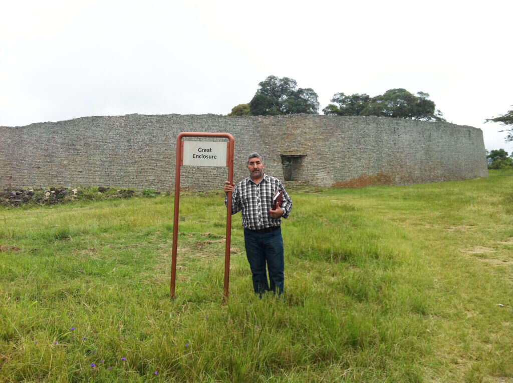 אני מחזיר להם את הכבוד". פרץ בפתח האתר בזימבבואה. | באדיבות המצולם