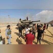 מחבלי חמאס משתלטים על טנק צה"לי ב־7 באוקטובר. | גטי אימג'ס