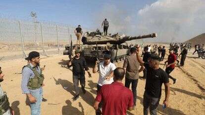 מחבלי חמאס משתלטים על טנק צה"לי ב־7 באוקטובר. | גטי אימג'ס