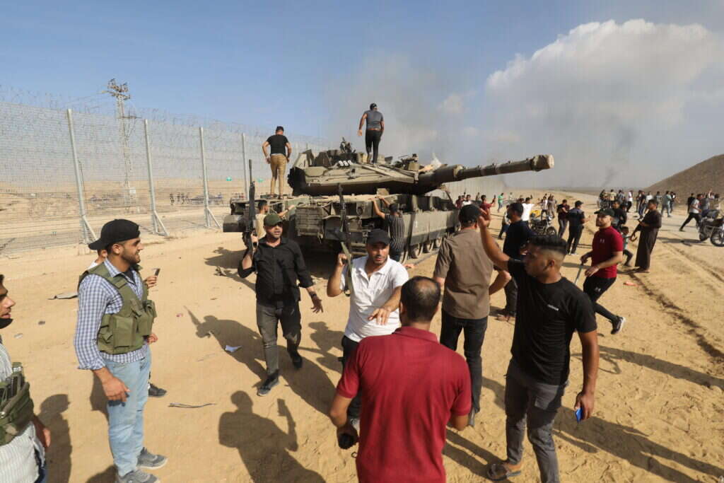מחבלי חמאס משתלטים על טנק צה"לי ב־7 באוקטובר. | גטי אימג'ס