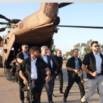 נתניהו ופלדשטיין (מאחור בחולצה שחורה). | רועי אברהם, לע"מ