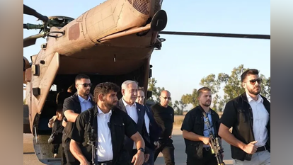 נתניהו ופלדשטיין (מאחור בחולצה שחורה). | רועי אברהם, לע"מ