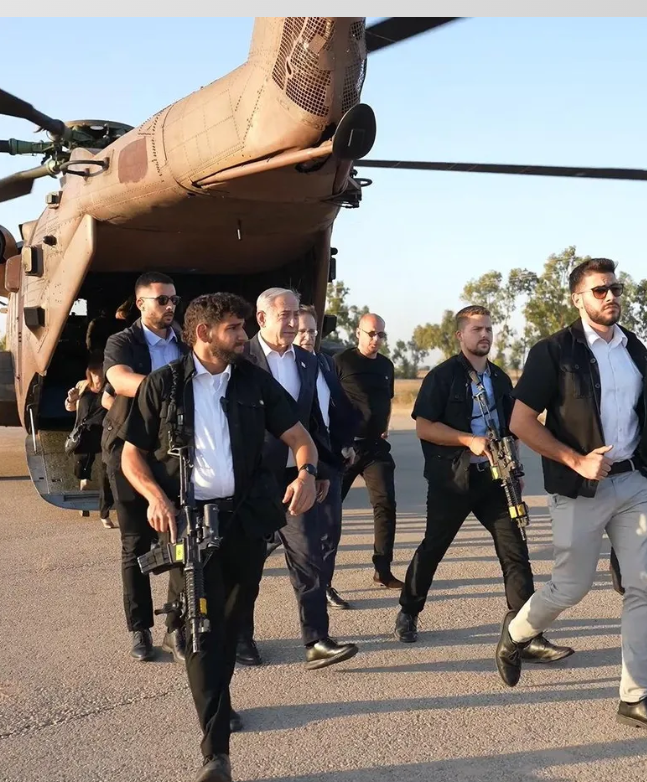 נתניהו ופלדשטיין (מאחור בחולצה שחורה). | רועי אברהם, לע"מ