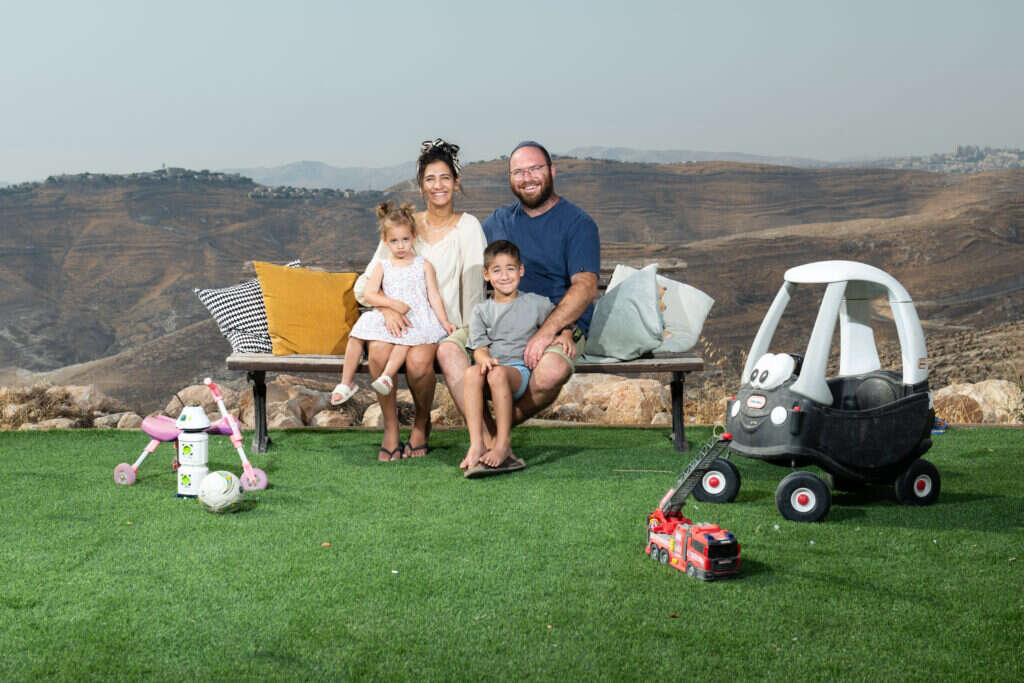 הבית על האדמה. משפחת מרנץ בתמונה שצולמו בה למדור הנדל"ן בדיוקן באוגוסט 2022. | שריה דיאמנט