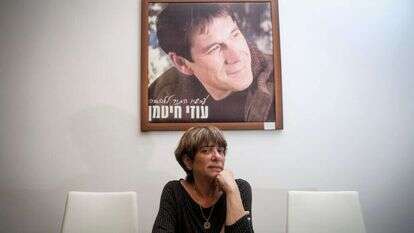 איה חיטמן, על רקע תמונתו של עוזי חיטמן. הדס פרוש, פלאש 90