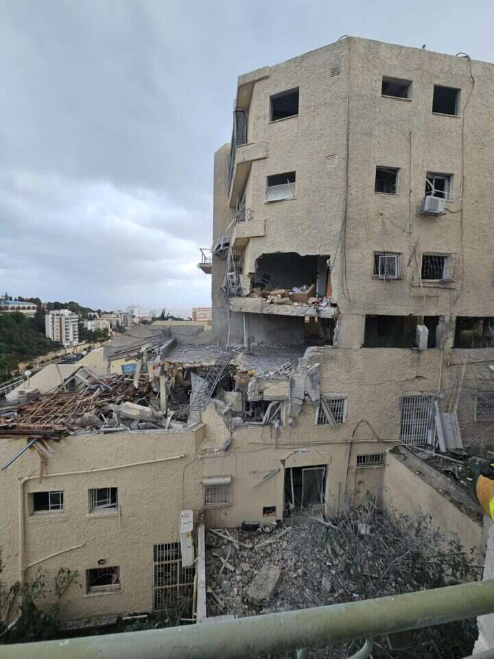 פגיעה ישירה בבניין בחיפה. | כבאות והצלה לישראל