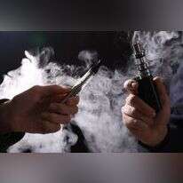 השימוש עלול לגרום למחלה חמורה ואף למוות. סיגריות אלקטרוניות. | שאטרסטוק