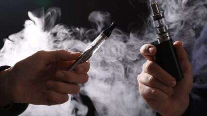 השימוש עלול לגרום למחלה חמורה ואף למוות. סיגריות אלקטרוניות. | שאטרסטוק